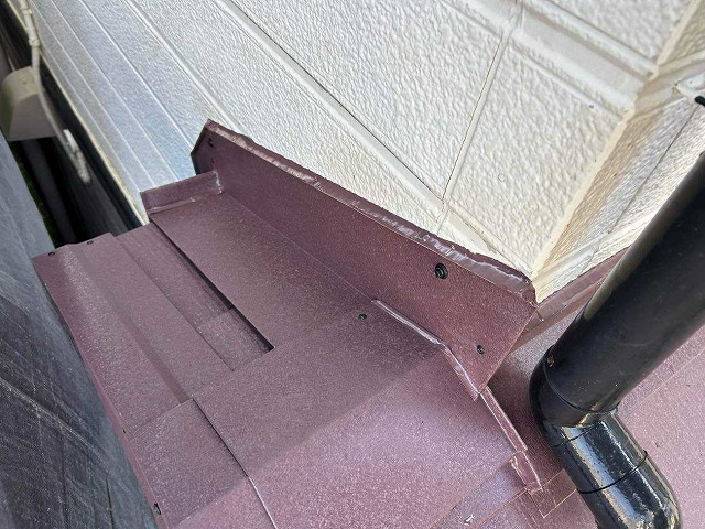 名東区で屋根カバー工事の実施に伴い雨仕舞い板金を施工、雨仕舞い板金の経年劣化が雨漏り原因に繋がりやすい